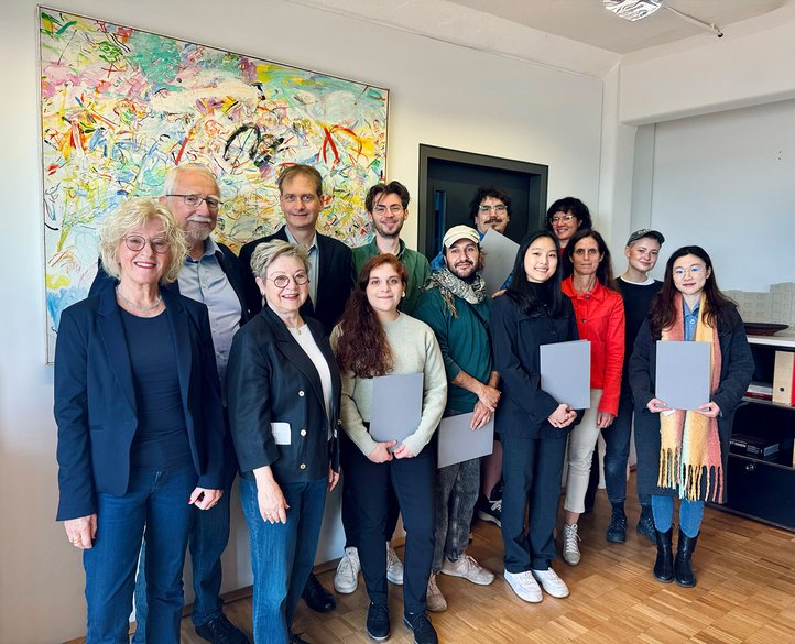 Urkundenübergabe an die Korczak-Stipendiat:innen: Inge Grothus (JKSB Stiftungsrat), Martin Bertzbach (JKSB Vorstand), Gertrud Janzer-Bertzbach (JKSB Stiftungsrat), Prof. Dr. Florian Edler (Dekan), Polet Silva Lorca, Abdulghaffar Tammaa, Leon Sahiti, Yan Xing Lee, Natalie Lürßen (Mitarbeiterin), Prof. Dr. Mirjam Boggasch (Rektorin), Charlotte Uekermann und Xinyue Feng (von links nach rechts).