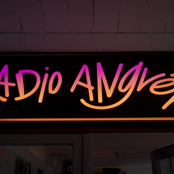 Leuchtreklame mit dem Schriftzug "Radio Angrezi" in Neonfarben über dem Eingang des Radiostudios an der HfK Bremen.
