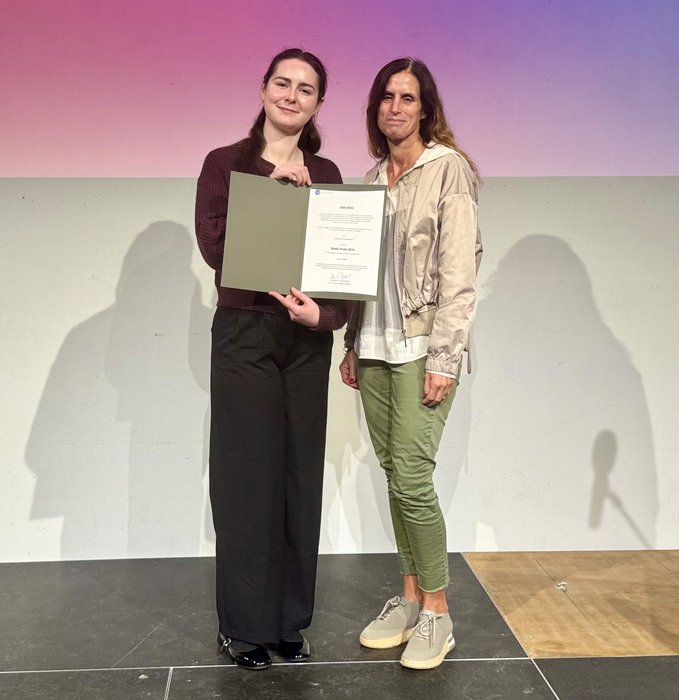 Erhielt den DAAD-Preis an der HfK Bremen: Colma Ní Bhriain. Rechts im Bild: Rektorin Prof. Dr. Mirjam Boggasch.