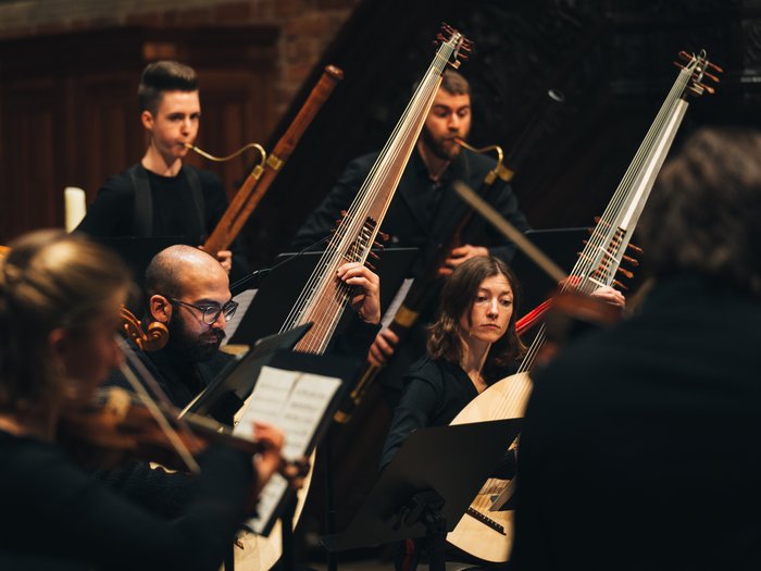 Musizierende spielen mit historischen Instrumenten während eines Konzerts für Alte Musik an der Hochschule für Künste Bremen.