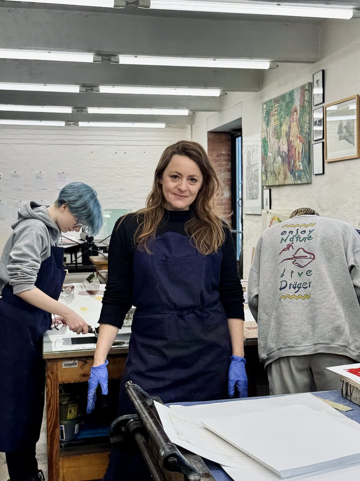 Gabriela Jolowicz in the printing workshop of the HfK Bremen.