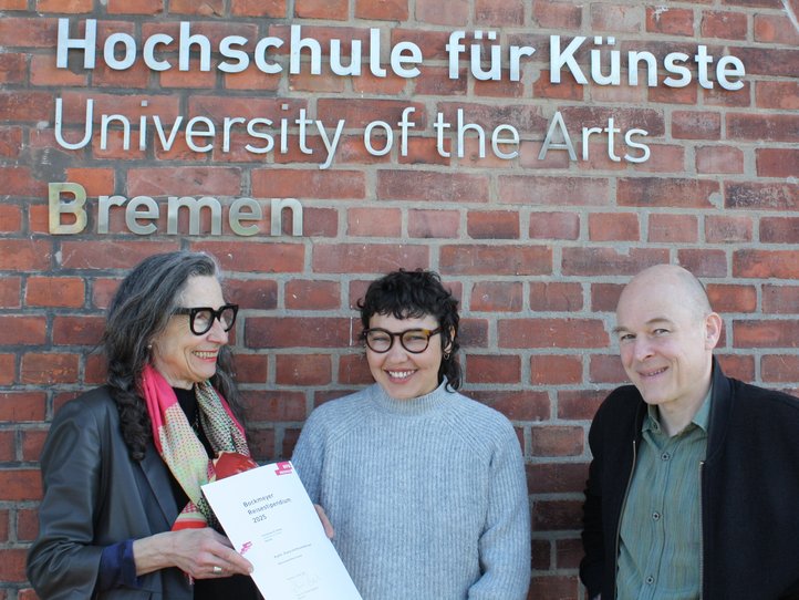 Von links: Prof. Andrea Rauschenbusch (HfK Bremen), Bockmeyer-Stipendiatin Moira Anouk Meine Fuentes und Prof. Alexander Sahoo (HfK Bremen).
