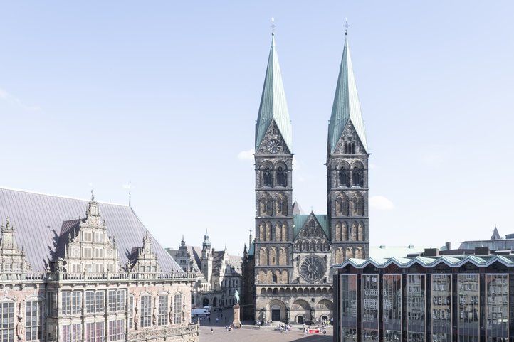 Bremer Dom und historische Gebäude am Marktplatz, klarer Himmel im Hintergrund