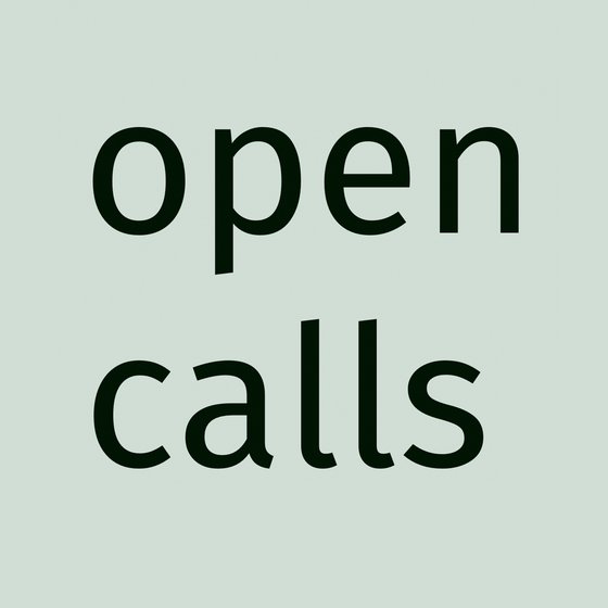 „Open Calls“ Text in fettgedruckter dunkelgrüner Schrift auf hellgrünem Hintergrund.