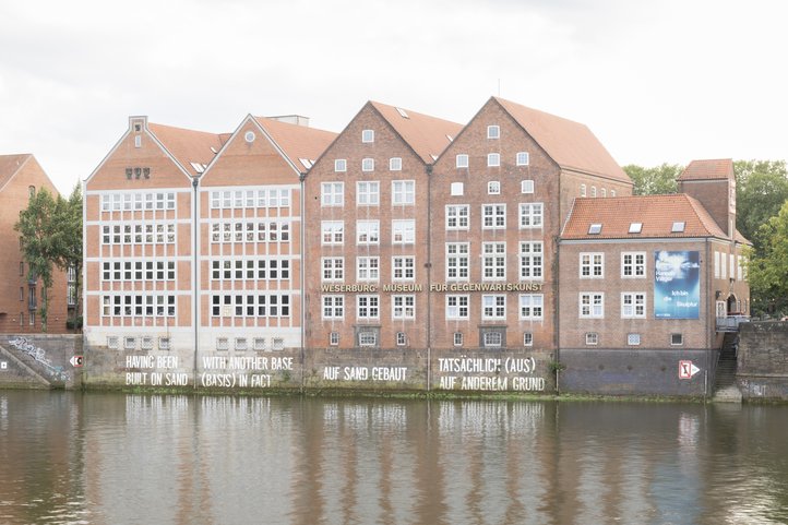 Außenansicht der Weserburg, Museum für moderne Kunst, rote Backsteingebäude mit großen Fenstern und Blick auf die Flussfront