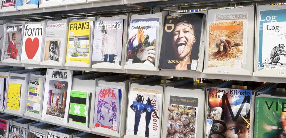 Zeitschriftenregal in der Teilbibliothek Kunst und Design mit verschiedenen Magazinen.
