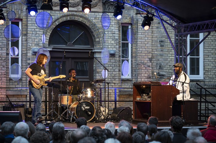 Das Delvon Lamarr Organ Trio gastierte im HfK-Hof an der Dechanatstraße.