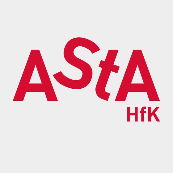 Logo von AStA HfK Bremen mit rotem Text auf hellgrauem Hintergrund, das Akronym "AStA" in großen Buchstaben und "HfK" in kleineren Buchstaben darunter rechts